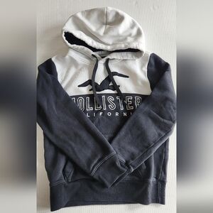 Hollister Men's Black and White Sweater Size Xs